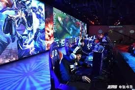 库里傻眼！科尔怒喷裁判被驱逐，泰伦卢秀操作，离奇暂停把小卡都整蒙了